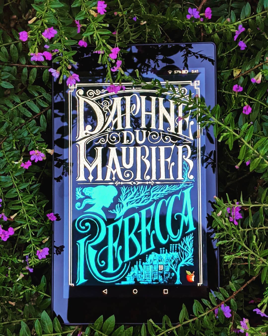 Novel cover of Rebecca by Daphne Du Maurier